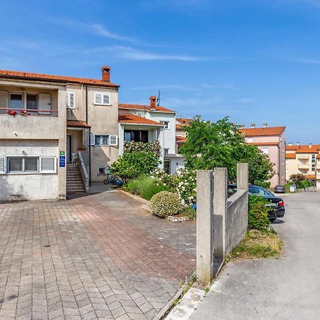 Nice Apartment In Pula With Kitchen Buitenkant foto