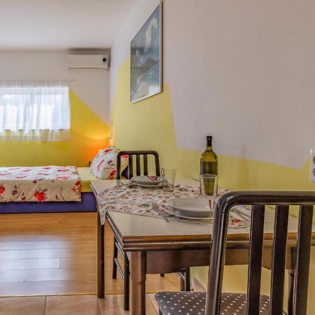 Nice Apartment In Pula With Kitchen Buitenkant foto