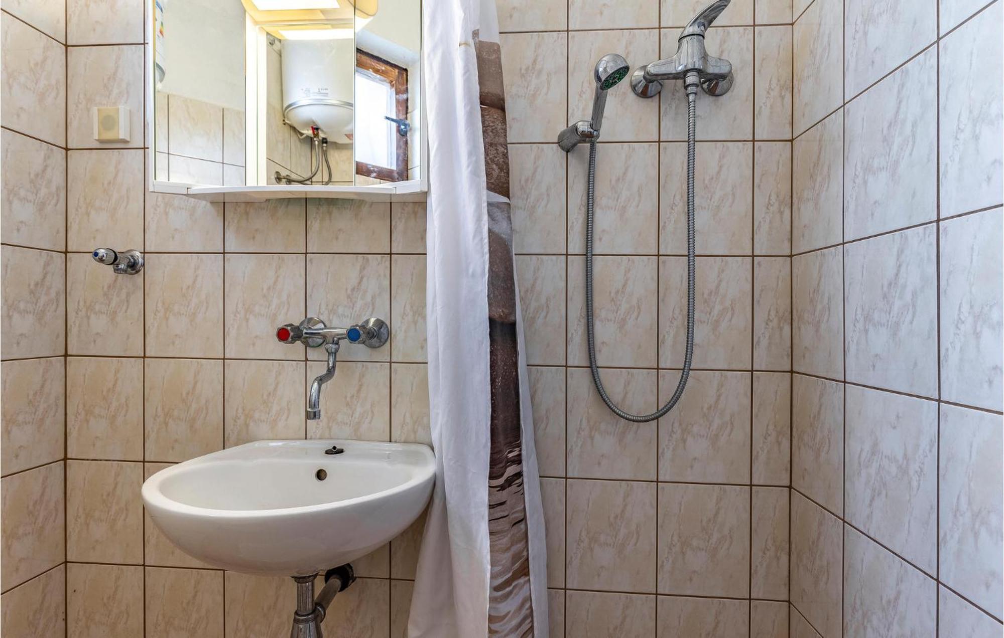 Nice Apartment In Pula With Kitchen Buitenkant foto