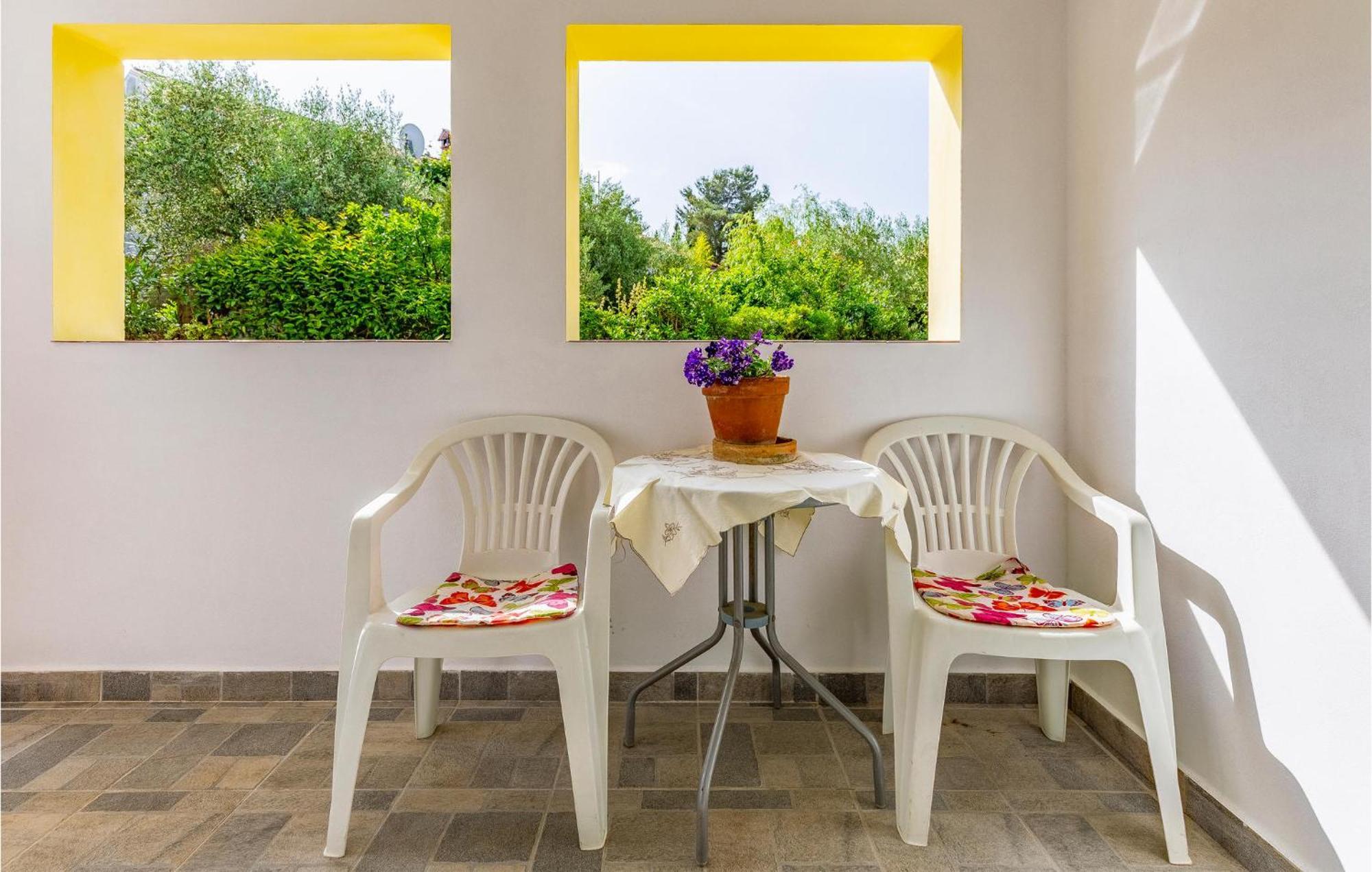 Nice Apartment In Pula With Kitchen Buitenkant foto