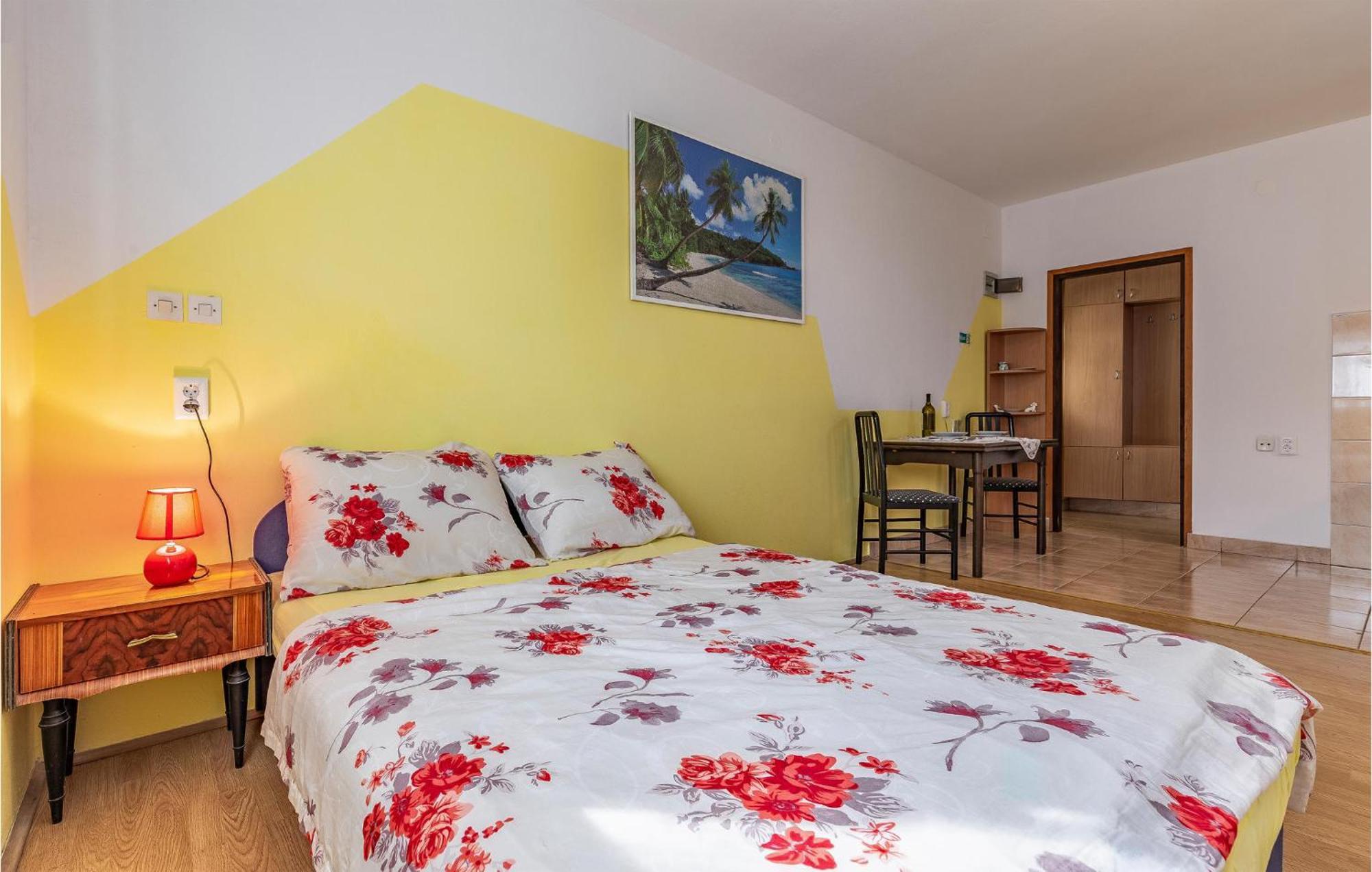 Nice Apartment In Pula With Kitchen Buitenkant foto