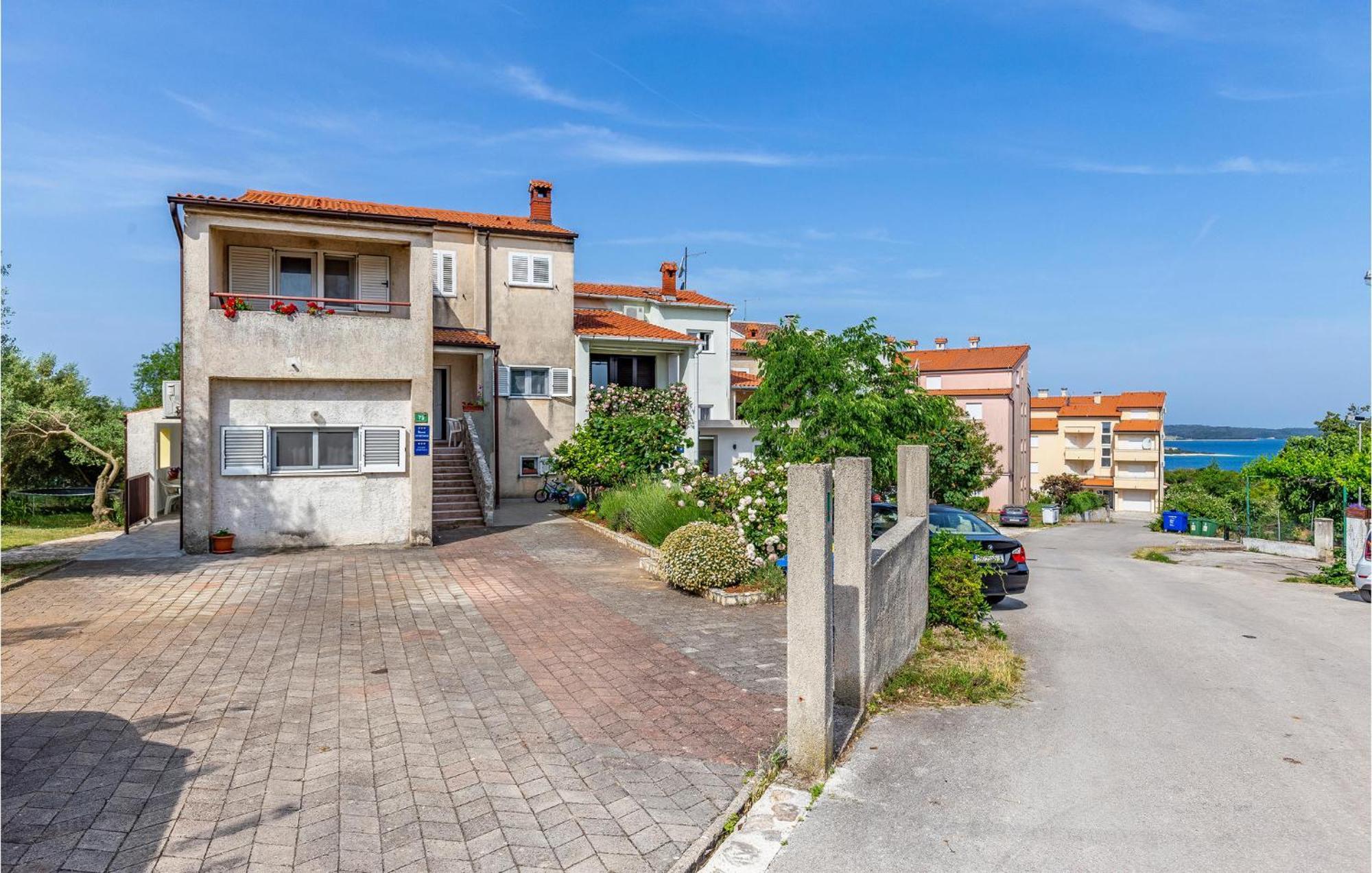 Nice Apartment In Pula With Kitchen Buitenkant foto