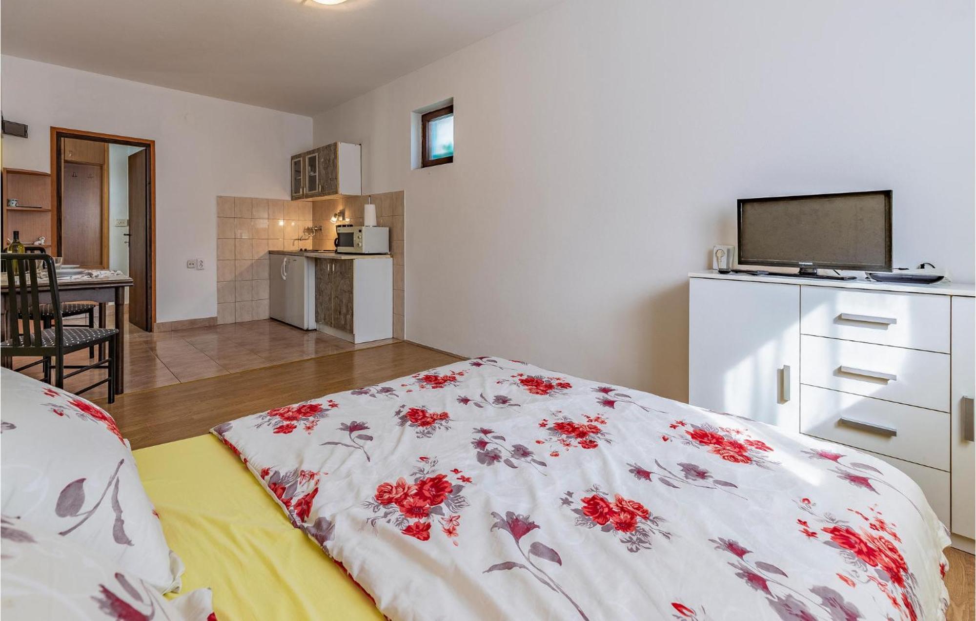 Nice Apartment In Pula With Kitchen Buitenkant foto