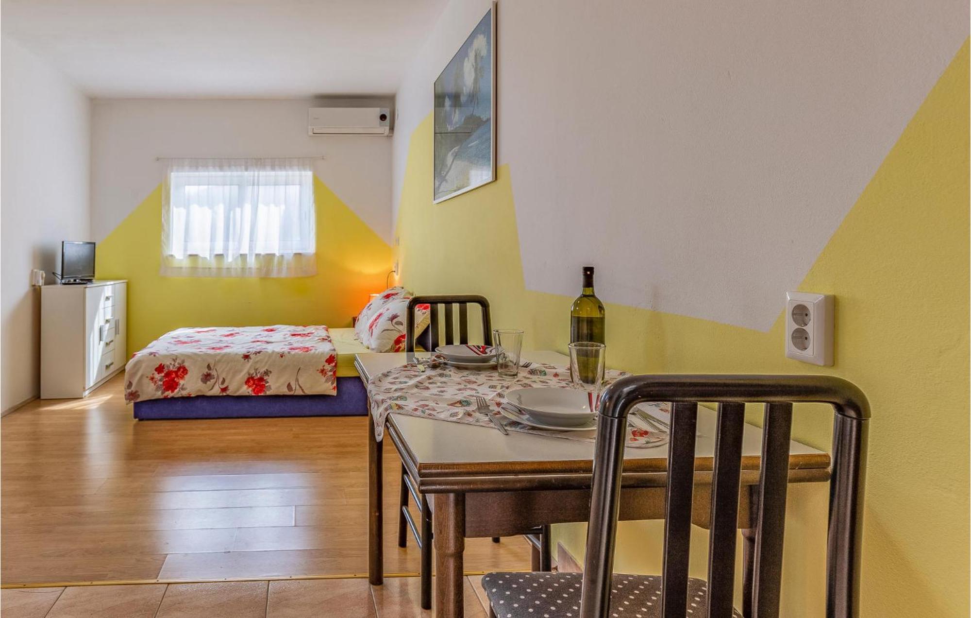 Nice Apartment In Pula With Kitchen Buitenkant foto