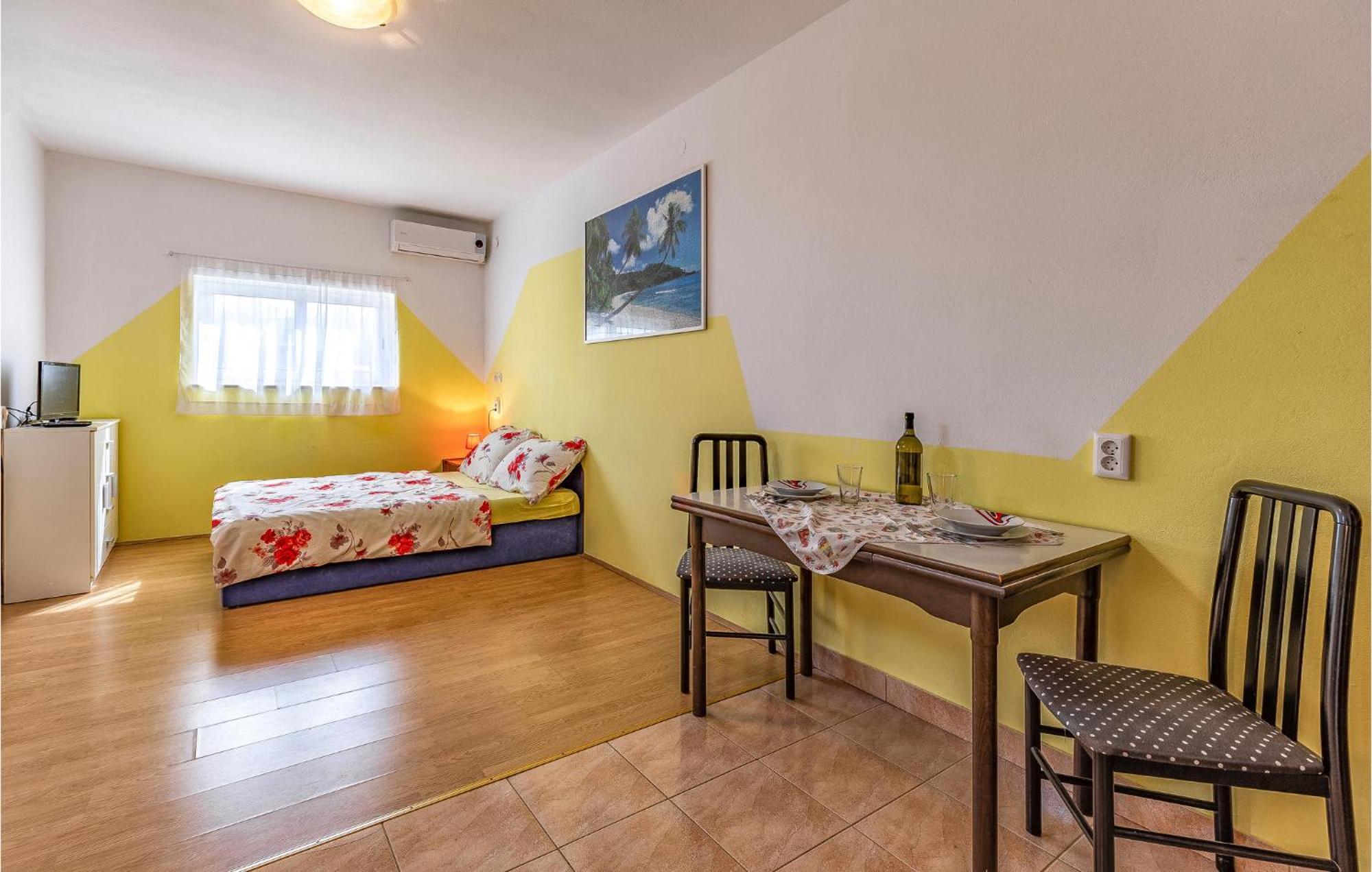 Nice Apartment In Pula With Kitchen Buitenkant foto