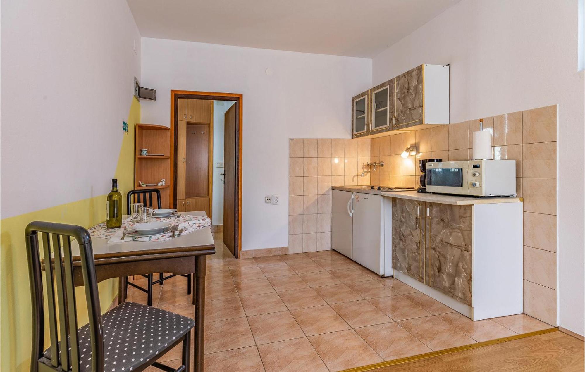 Nice Apartment In Pula With Kitchen Buitenkant foto